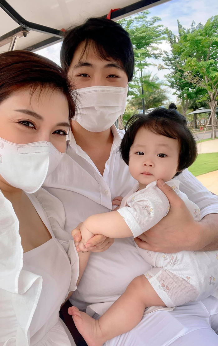 Qua chuyện này, mọi người đều mong vợ chồng nữ ca sĩ sẽ cẩn thận hơn để tránh bị người xấu lợi dụng tạo scandal.