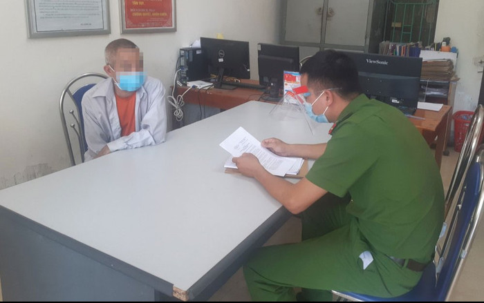 Người đàn ông chèo thuyền vượt sông trốn cách ly để đi thăm người thân Ảnh 2