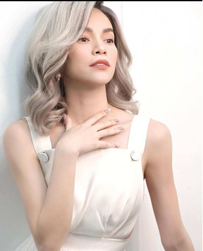 Bà mẹ ba con nhuộm tóc bạch kim khói, kiểu tóc ngắn uốn lọn nhìn rất sang và mang một chút cổ điển