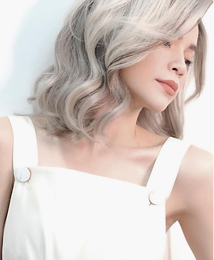 Gam màu sáng óng ánh này vừa tôn nhan sắc của Hà Hồ lại làm bật lên làn da trắng sáng của cô