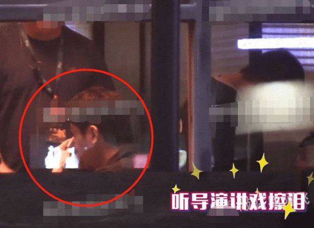 Phùng Thiệu Phong lộ vẻ gầy gò, cằm nhọn hoắt, vừa hút thuốc vừa rơi lệ cô đơn sau hơn 1 tháng ly hôn Ảnh 2