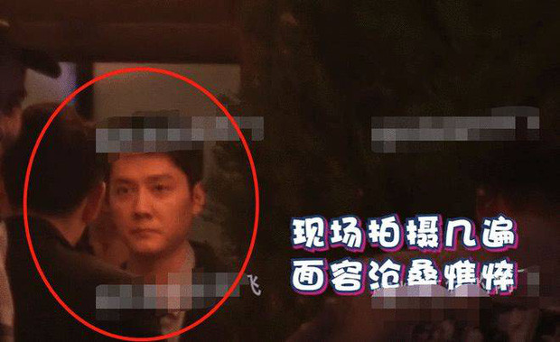 Phùng Thiệu Phong lộ vẻ gầy gò, cằm nhọn hoắt, vừa hút thuốc vừa rơi lệ cô đơn sau hơn 1 tháng ly hôn Ảnh 1