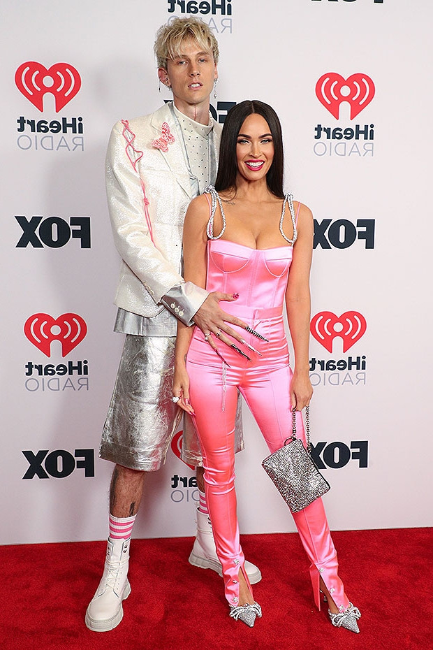 Megan Fox diện jumpsuit màu hồng chóe có thiết kế cúp ngực tôn vòng 1 khi xuất hiện trên thảm đỏ iHeart Radio cùng tình trẻ