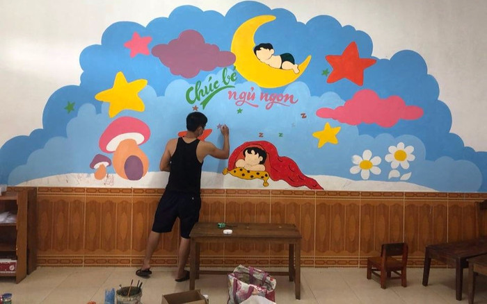 Đi cách ly tại trường mầm non, thầy giáo mỹ thuật 'thay áo' cho bức tường cũ Ảnh 2