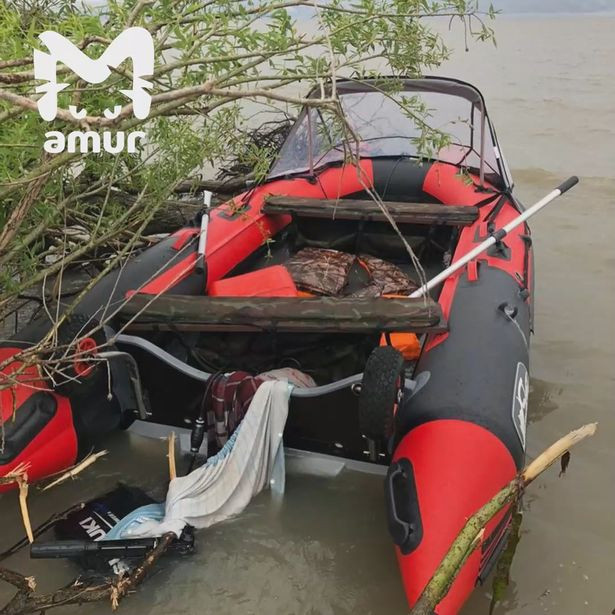 Chiếc xuồng hư hỏng năng sau tai nạn khiến cha mẹ của Fedya thiệt mạng.