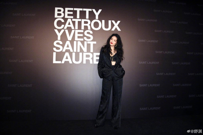 Xuất hiện trên thảm đỏ, mỹ nhân gốc Đài Loan đã chiếm trọn spotlight nổi bật trước cánh truyền thông