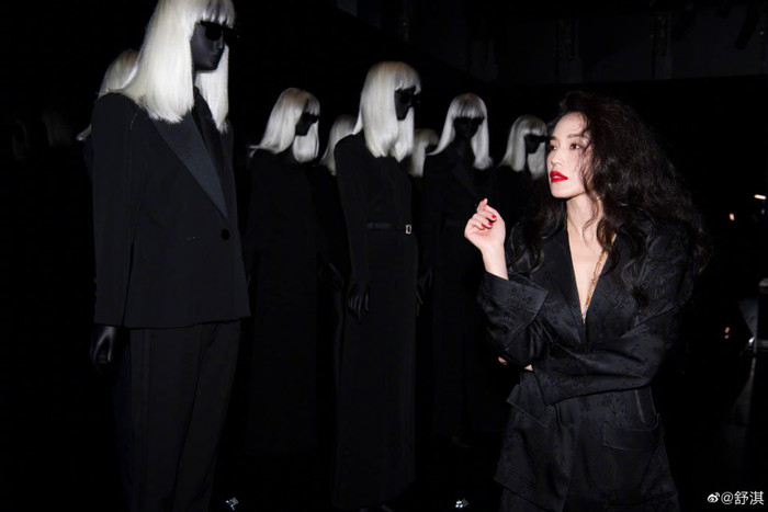 Vest đen quyến rũ, đôi môi chín mọng, ánh mắt mơ màng,mái tóc xoăn lơi bồng bềnh tựa như mây