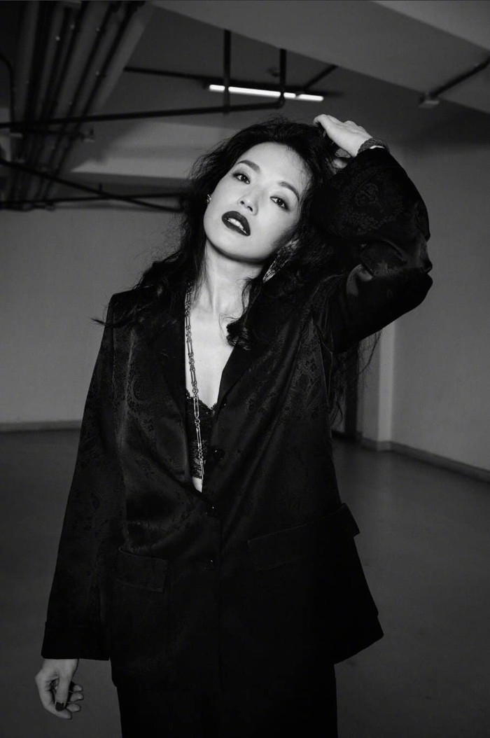 Thư Kỳ khoác trên mình bộ vest Le Smoking lọt top search trên Weibo vừa qua, bên trong cô chỉ mặc mỗi bralette đen