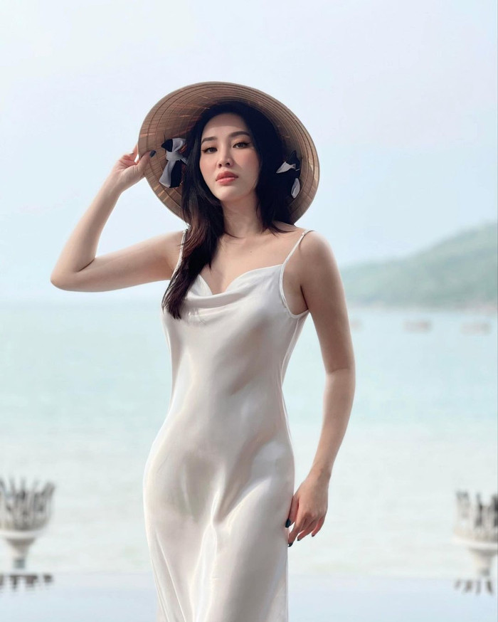 Cô chỉ đăng ảnh body nuột nà, vòng eo vẫn 'nhỏ xíu' như một câu khẳng định về việc chưa mang bầu...