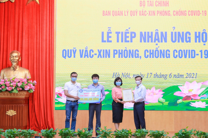 Bà Nguyễn Thị Bích Loan, Phó hiệu trưởng Trường ĐH Thương mại và ông Nguyễn Viết Thái, Chủ tịch Công đoàn trườngthay mặt các cán bộ, giảng viên chuyển tiền ủng hộ tới Ban quản lý Quỹ Vắc-xin phòng, chống Covid-19.