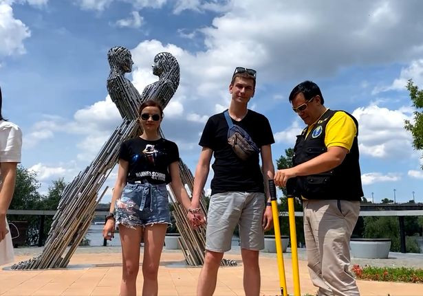 Cặp đôi tan vỡ sau 123 ngày khóa xích vào nhau: 'Cuối cùng tôi cũng được tự do' Ảnh 3