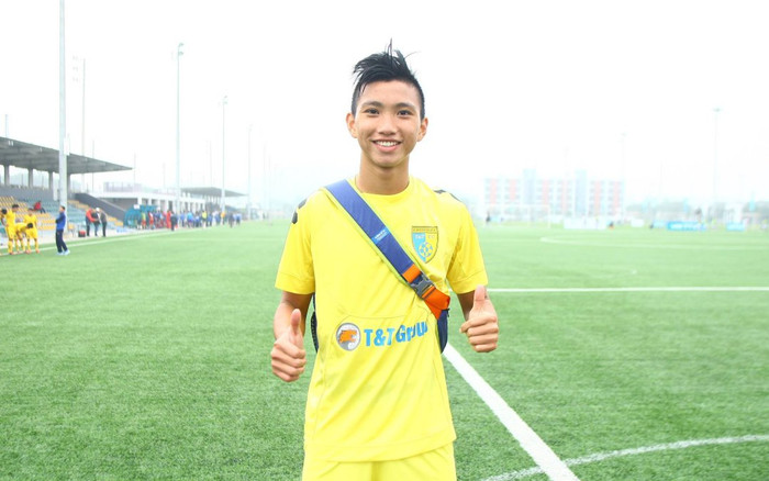 Netizen bất ngờ 'đào ảnh dĩ vãng' ăn tết 2016 của Đoàn Văn Hậu với mái tóc 'đỉnh của chóp' Ảnh 2