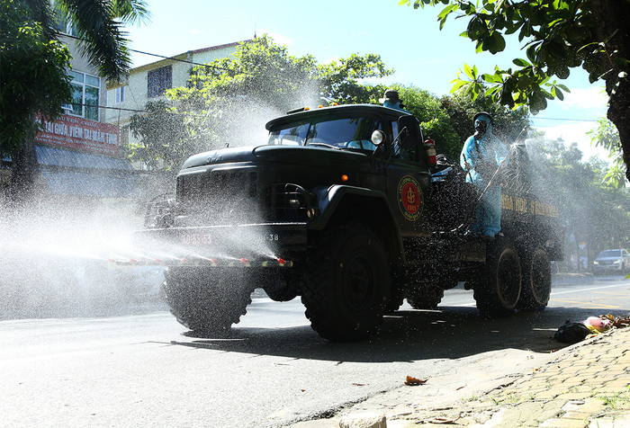 Xe phun khử khuẩn tại TP. Vinh liên tục trong nhiều ngày qua.