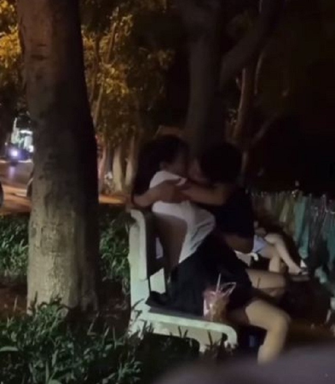 Cặp đôi thản nhiên ôm hôn, sờ soạng nhau tại nơi công cộng. Ảnh cắt từ clip