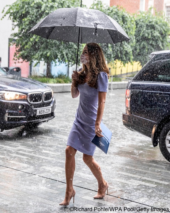 Dù bịt kín khẩu trang nhưng thần thái của nữ công tước xứ Cambridge khiến ai nhìn cũng phải trầm trồ