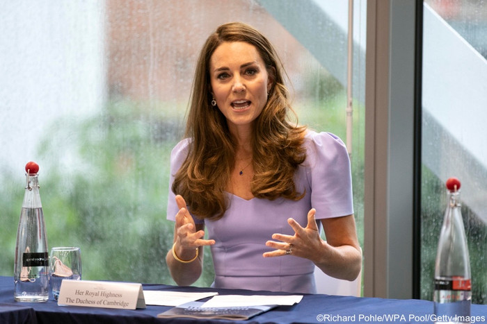 Đặc biệt là dây chuyền được đặt làm riêng của Công nương Anh khắc tên viết tắt của cô và các con của Hoàng tử William