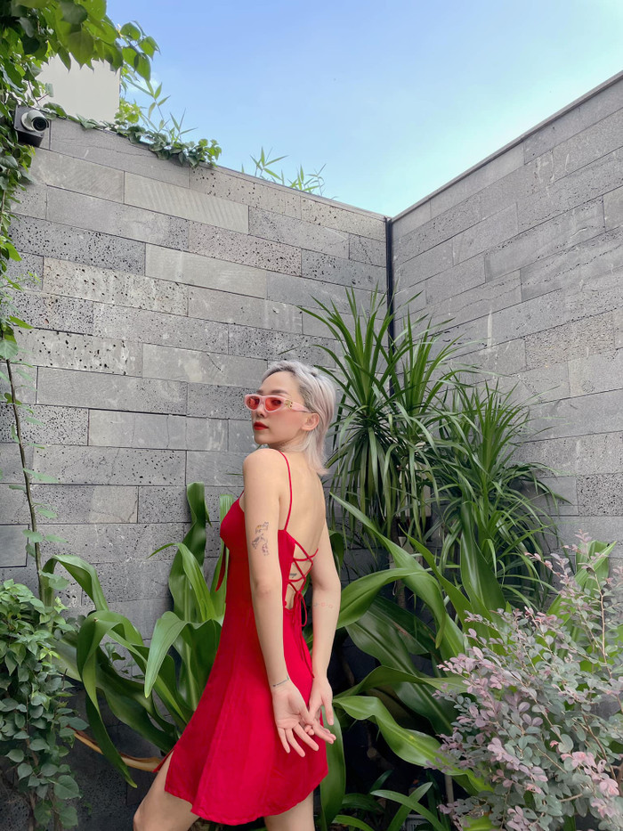 Thiết kế váy đan dây lộ khéo vùng lưng có hình xăm gợi cảm của nữ ca sĩ