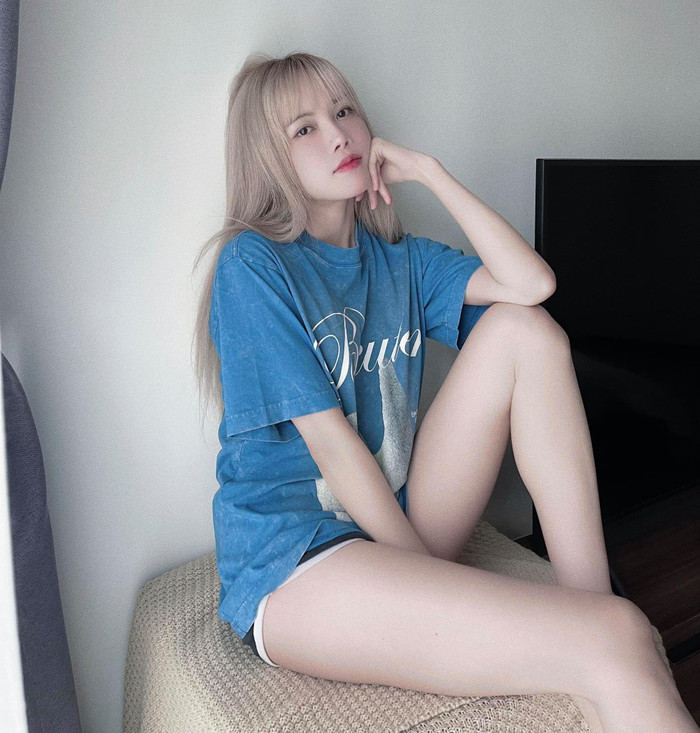 Người đẹp mặc theo style giấu quần nên lộ phần chân dài thon thả