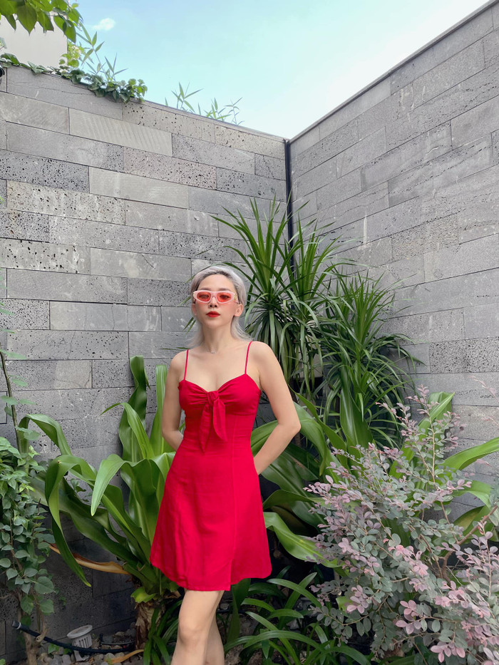 Ở nhà cũng phải sành điệu như Tóc Tiên khi cô nàng mặc váy ngủ đỏ hai dây lại còn nhấn nhá kính mát nhắng nhít xuyệt tông