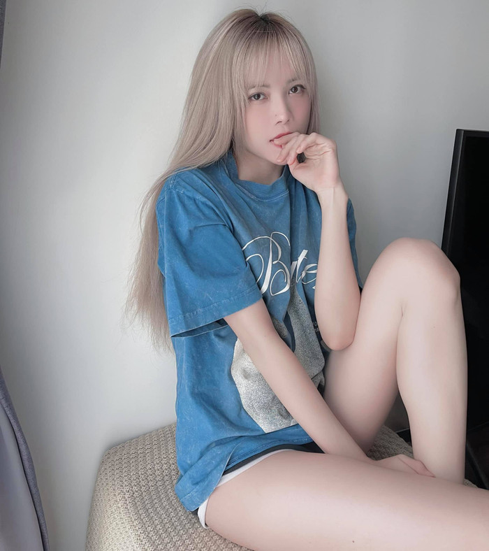 Trang phục ở nhà của Thiều Bảo Trâm hết sức là đơn giản mà lại còn khoe da thịt hết mực