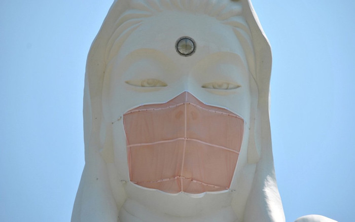 Người Nhật Bản đeo khẩu trang cho tượng Phật Bà để cầu dịch Covid-19 sớm kết thúc Ảnh 2