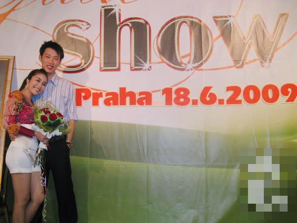 Ốc Thanh Vân đăng ảnh bên ông xã Trí Rùa từ hơn một thập kỷ trước.