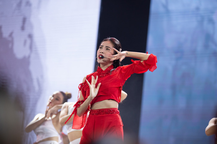 Nữ ca sĩ cho biết: 'Năm 2001-2003, mẹ đi thi hát mà được giải cũng có 200 mấy hay 300-400 nghìn đồng rồi'.