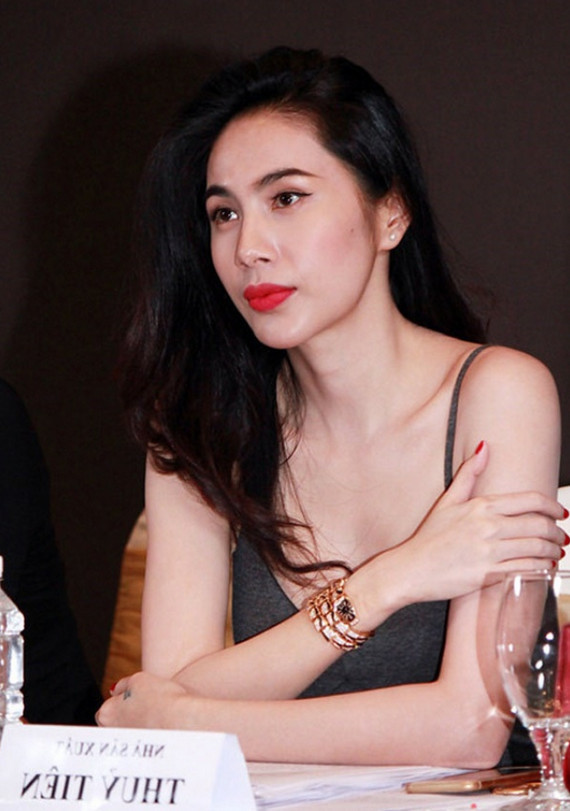 Dù không xuất hiện rõ mặt do cầm máy quay, nhưng giọng nói đặc trưng của Thủy Tiên khiến fan không thể nhầm lẫn.