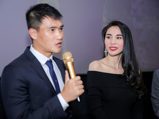 Cụ thể, trong lúc 'đập hộp' thùng vải mới mua, cả hai vợ chồng Công Vinh và Thủy Tiên đã trò chuyện chia sẻ về việc mức thu nhập những thời gian đầu đi làm.