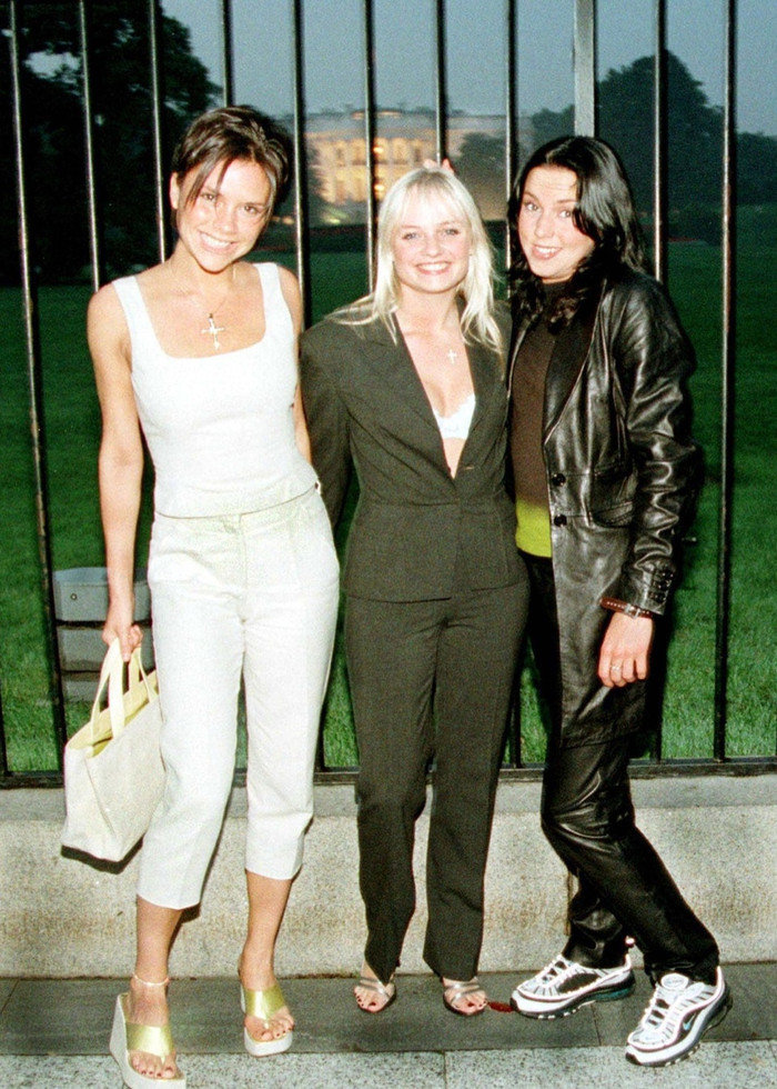 Phong cách ăn mặc đơn sắc không mới nhưng diện mạo thân thiện giống cô bạn hàng xóm của Victoria lại được đặc biệt yêu thích. Cô từng mặc một bộ quần áo lửng cùng túi tote khi đi dạo với bạn bè. Phong cách này đang nhận được sự hưởng ứng của hội chị em nhà Kardashian.