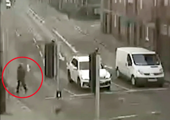 Vừa ngẩng lên nhìn kính chiếu hậu, người phụ nữ 'rụng rời' khi thấy cảnh tượng ở hàng ghế sau Ảnh 4