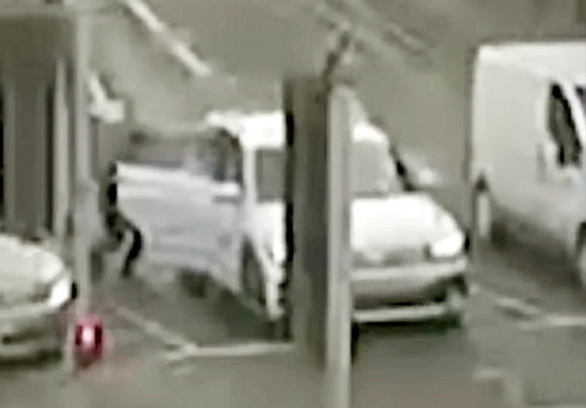 Vừa ngẩng lên nhìn kính chiếu hậu, người phụ nữ 'rụng rời' khi thấy cảnh tượng ở hàng ghế sau Ảnh 6