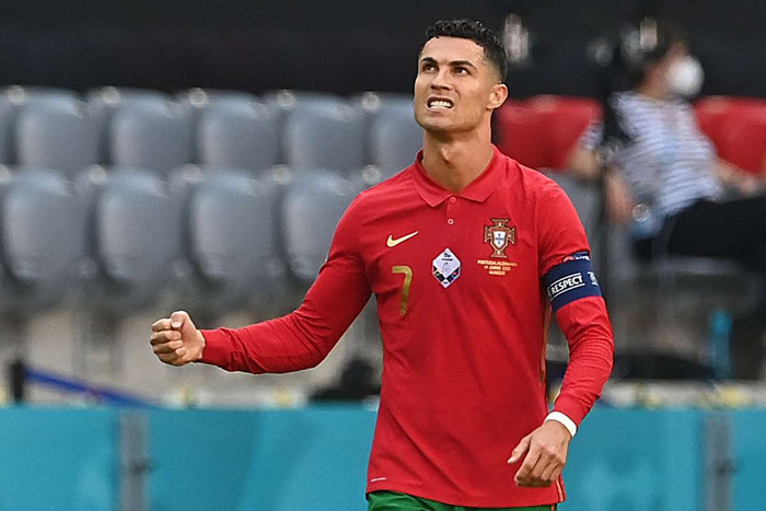 Ronaldo san bằng kỷ lục ghi bàn của Klose.