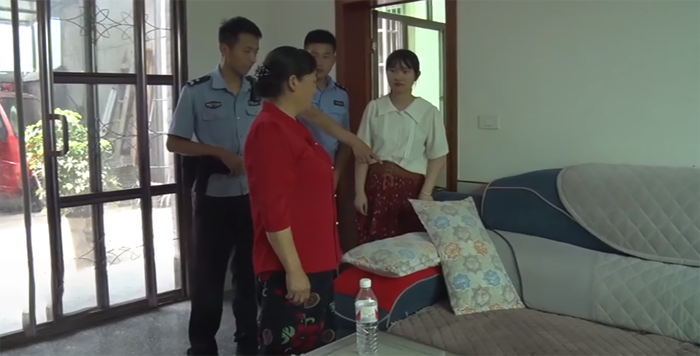 Chị Châu phải cầu cứu cảnh sát khi cảm thấy lạnh sống lưng trong lúc ngủ trưa.