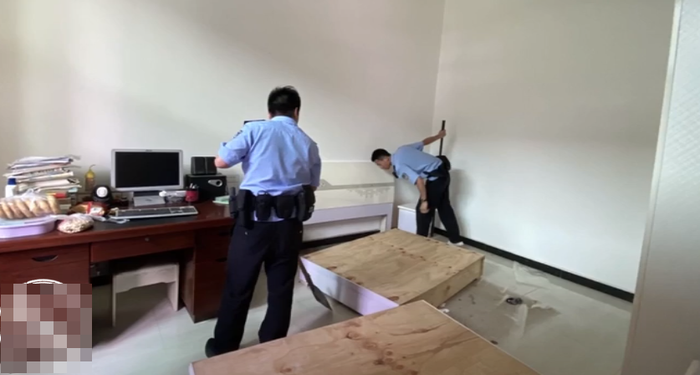 Cảnh sát tìm thấy con rắn đang ẩn nấp sau tủ đặt tivi.