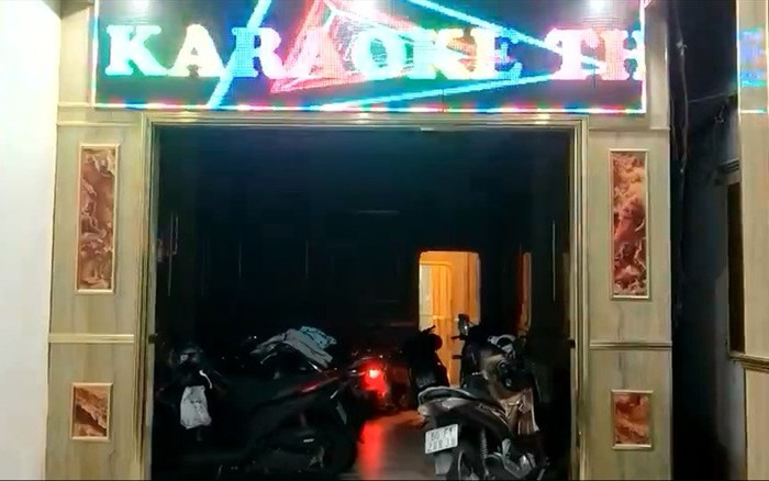 Chủ quán karaoke mở cửa bất chấp lệnh cấm, còn cho 2 nữ nhân viên múa thoát y phục vụ khách Ảnh 2