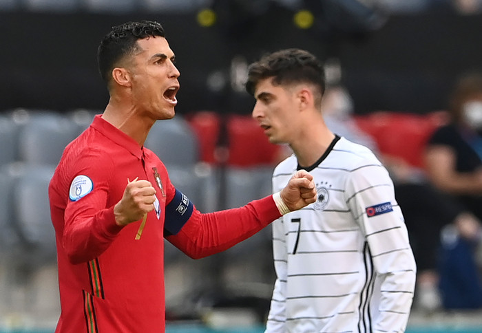 Theo thống kê, Ronaldo đã có tổng cộng 19 bàn tại các kỳ EURO và World Cup, san bằng kỷ lục của huyền thoại bóng đá Đức Miroslav Klose. Klose ghi 16 bàn ở đấu trường World Cup và ba bàn ở các kỳ EURO. Trong khi đó, Ronaldo có 7 bàn ở World Cup và 12 bàn ở EURO.
