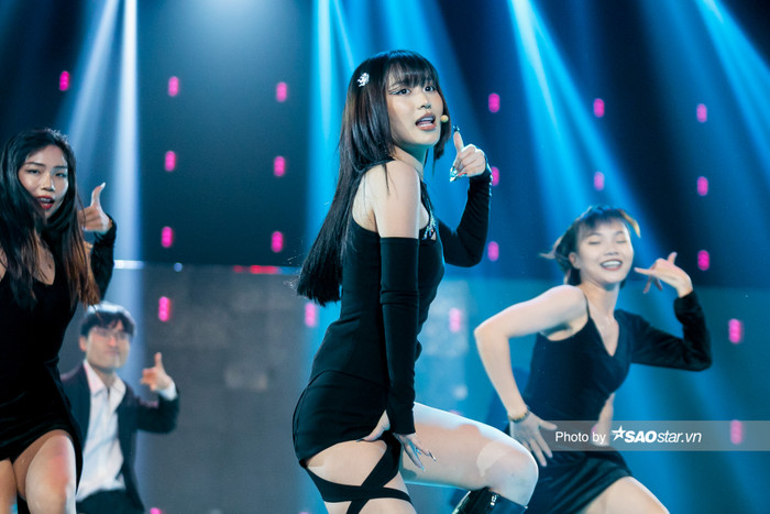 Trang phục kiệm vải nhưng vẫn rất sành điệu của Han Sara trên sân khấu