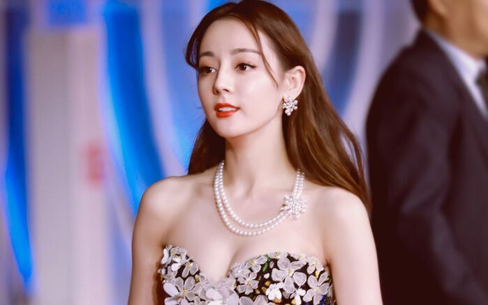 Địch Lệ Nhiệt Ba khoe trọn vòng 1 nóng bỏng cùng thần thái ngút trời dưới ống kính người qua đường Ảnh 2