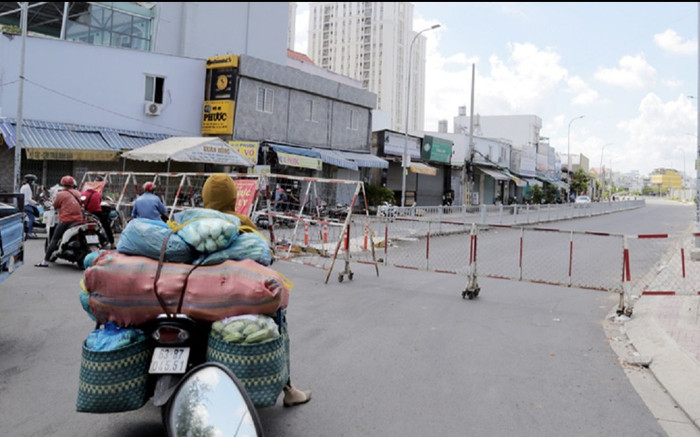 Ngày đầu phong tỏa 3 khu vực ở quận Bình Tân: Nhiều chốt chặn kiểm soát dịch, đường phố vắng vẻ Ảnh 2