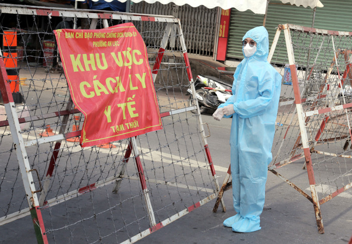 Lực lượng y tế làm nhiệm vụ tại chốt kiểm soát