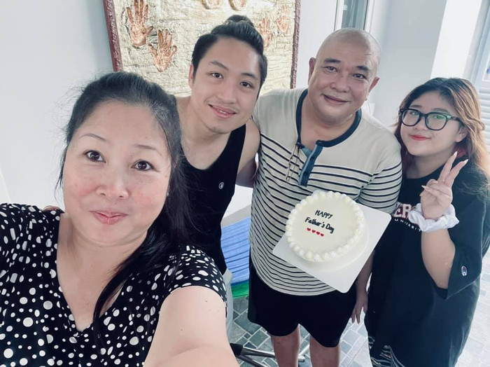 NSND Hồng Vân khoe thần thái rạng rỡ bên gia đình sau lùm xùm bủa vây.