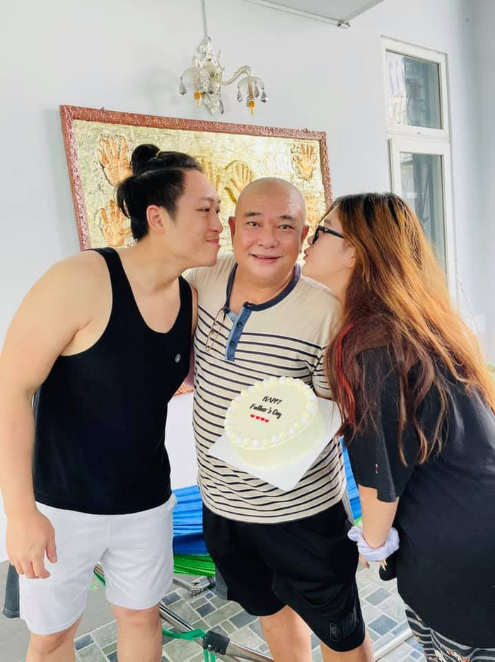 NS Hồng Vân đăng ảnh bên gia đình sau lùm xùm, netizen chỉ chú ý đến chàng 'quý tử' điển trai Ảnh 5