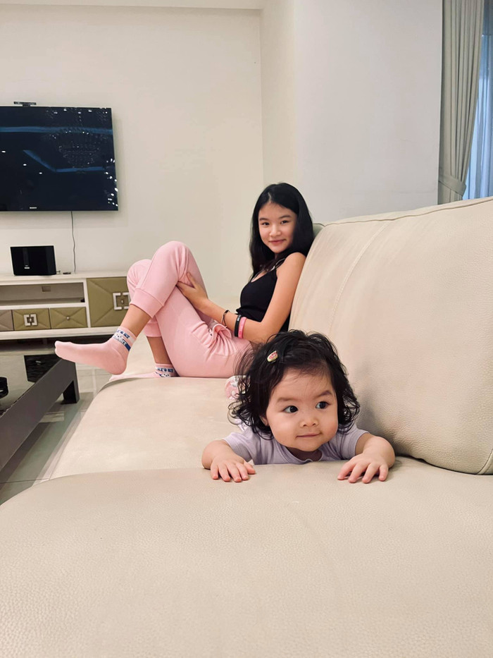 Khoảnh khắc dễ thương của hai chị em Bảo Tiên - Bảo Khanh đã được rất nhiều khán giả và bạn bè của Trần Bảo Sơn xuýt xoa khen ngợi và gửi đến anh lời chúc mừng.