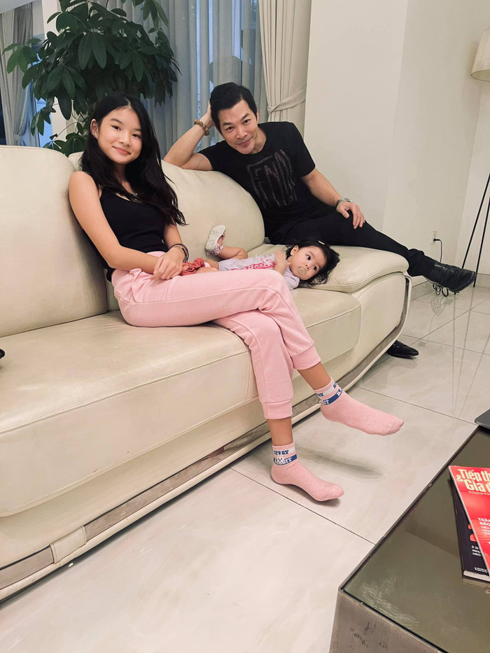 Chồng cũ Trương Ngọc Ánh - Trần Bảo Sơn lần đầu khoe ảnh hai con gái chung khung hình Ảnh 4