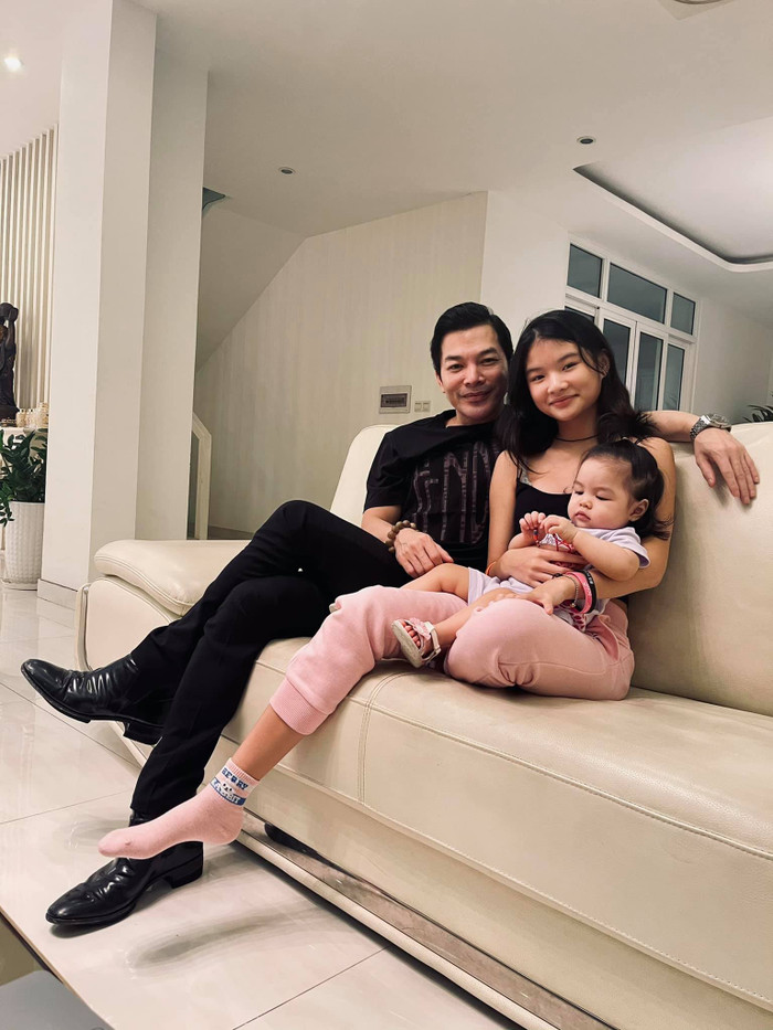 Chồng cũ Trương Ngọc Ánh - Trần Bảo Sơn lần đầu chia sẻ khoảnh khắc hai con gái chung khung hình.