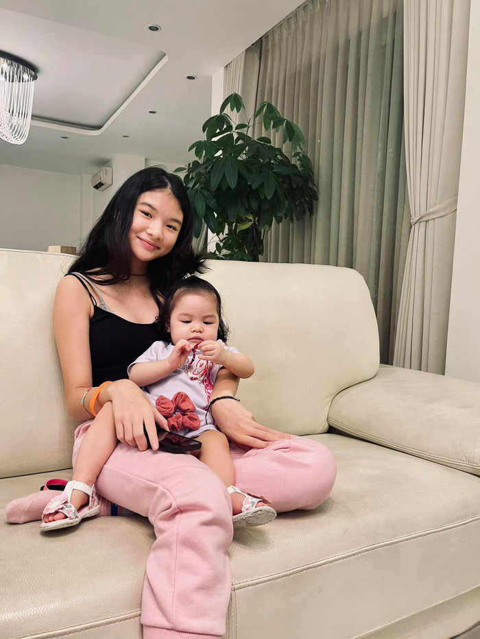 Bé Bảo Tiên rất ra dáng chị lớn trong gia đình khi bế em khá thuần thục.