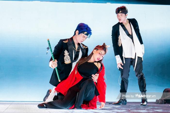 Với chất nhạc liêu trai, ma mị, Uni5 đã mang đến một khung cảnh đậm nét truyền thống.