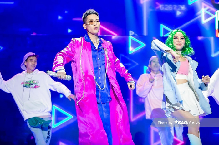 Với gương mặt điển trai, Quân AP hoàn toàn chinh phục kiểu đồ khó nhằn.