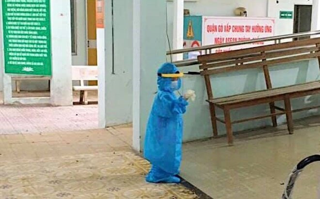 Xót xa khoảnh khắc bé trai 5 tuổi cùng mẹ ôm đồ rời khỏi khu cách ly để đến bệnh viện điều trị COVID-19 Ảnh 2